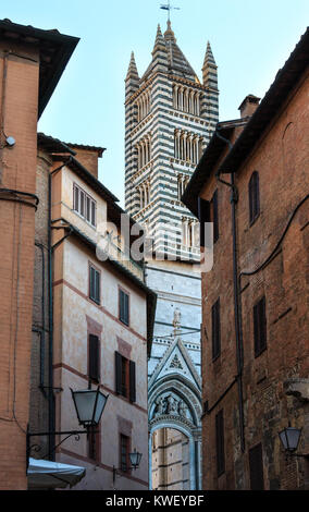 La Cathédrale de Sienne (Duomo di Siena) Bell Tower view à partir de la rue. Sienne est l'italien ville médiévale, capitale de la province de Sienne, Toscane, Italie. 100 Historique Banque D'Images