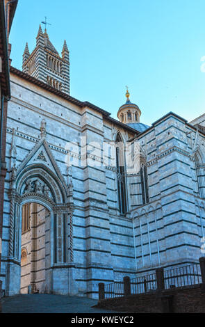 La Cathédrale de Sienne (Duomo di Siena) Bell Tower view à partir de la rue. Sienne est l'italien ville médiévale, capitale de la province de Sienne, Toscane, Italie. 100 Historique Banque D'Images