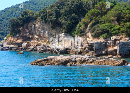 Belle côte de la mer de rochers juste à côté de l'île de Palmaria à Portovenere, dans le Golfe des Poètes (La Spezia, Liguria, Italie) Banque D'Images