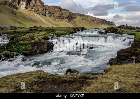 Le LONG DE LA ROCADE DANS LE SUD DE L'ISLANDE IL Y A BEAUCOUP DE CHUTES D'eau, étangs, réfléchissant et les communautés agricoles. Banque D'Images