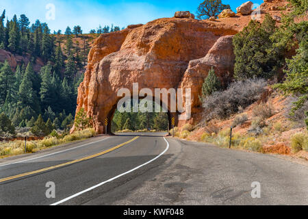 Tunnel de passage à travers la roche le long de la pittoresque route 12 près de Red Canyon. L'Utah Banque D'Images