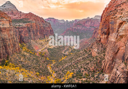 Coucher du soleil à Zion Canyon du canyon overlook trail dans la région de Zion National Park, Utah Banque D'Images