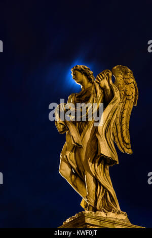 Statue de l'ange (Ange avec enveloppe) à Ponte Sant'Angelo, Rome, Latium, Italie Banque D'Images