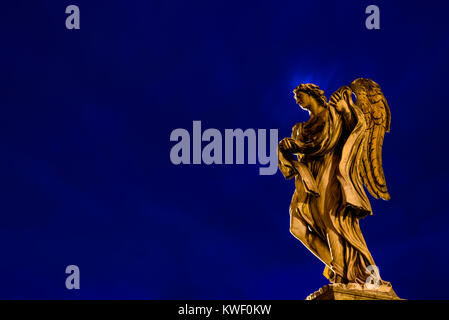 Statue de l'ange (Ange avec enveloppe) à Ponte Sant'Angelo, Rome, Latium, Italie Banque D'Images