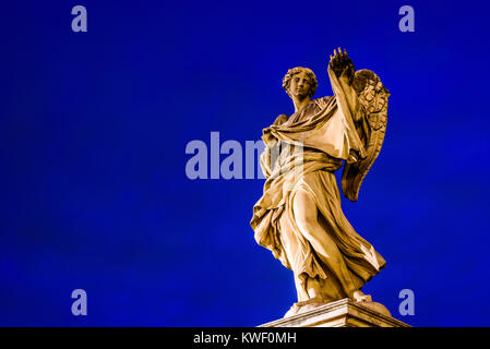 Statue de l'ange (Ange avec enveloppe) à Ponte Sant'Angelo, Rome, Latium, Italie Banque D'Images