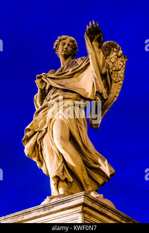 Statue de l'ange (Ange avec enveloppe) à Ponte Sant'Angelo, Rome, Latium, Italie Banque D'Images