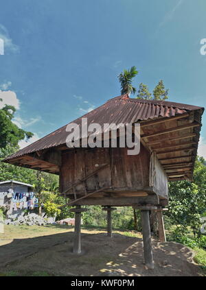 L'architecture vernaculaire philippine-bois et bambou grenier dressé sur quatre postes pour éviter les rongeurs et insectes à Tan-am barangay. Ville de Banaue Ifugao-p Banque D'Images