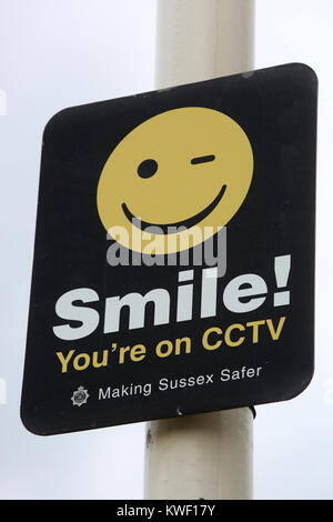 Un sourire vous êtes sur CCTV sign, représenté à Chichester, West Sussex, UK. Banque D'Images