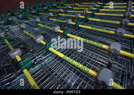 Photo chariots empilés dans un supermarché Morrisons de Littlehampton, West Sussex, UK. Banque D'Images