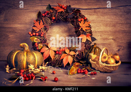 Couronne d'automne et la vie toujours à la citrouille et les oignons sur le bois. Joyeux Thanksgiving design. Cette image est tonique. Banque D'Images