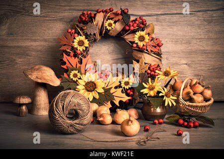 Automne Nature morte à la guirlande décorative, les champignons et les oignons sur le bois. Arrangement de grâce. Cette image est tonique. Banque D'Images