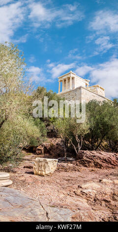 Panorama vertical sur l'acropole d'Athènes avec haut de la colonne à l'avant-plan et d'un coin de la citadelle de l'Acropole avec Temple d'Athéna Nike Banque D'Images
