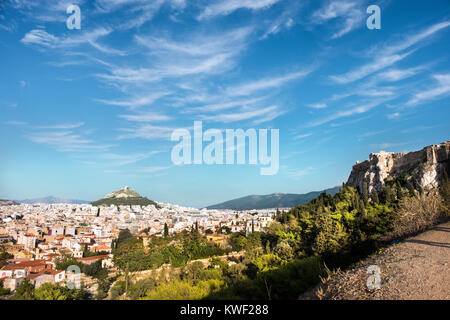 Vue vers le mont Lycabette à partir de l'Aréopage à Athènes, Grèce Banque D'Images