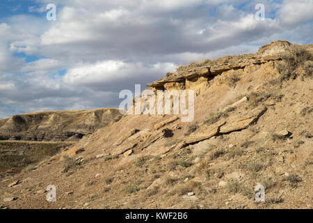 Les pentes érodées Badlands en Alberta, avec couche de grès au-dessus de l'argile de bentonite Banque D'Images