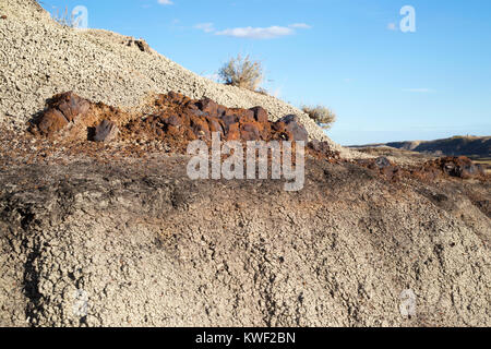 Couche d'acier rouge dans l'argile bentonite des badlands de l'Alberta, Canada Banque D'Images