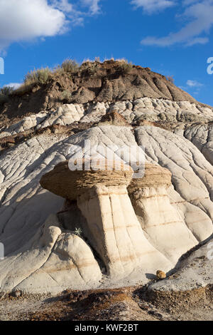 Hoodoos dans les badlands de l'Alberta. La roche dure de la calotte en ironnelle sur le dessus protège le grès sous-jacent plus mou de l'érosion. Banque D'Images