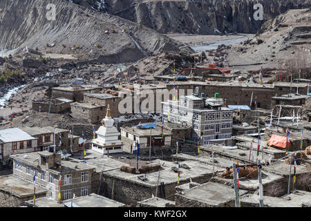 Vue aérienne du village de Manang avec son stupa bouddhiste tibétain dans la chaîne de montagnes de l'Annapurna dans l'Himalaya au Népal Banque D'Images