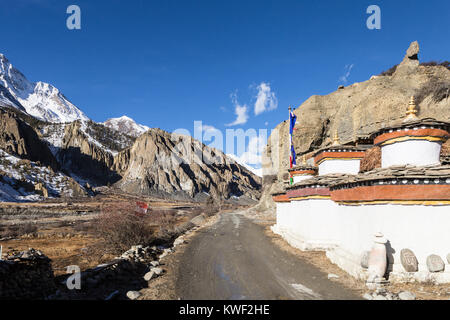 Boudhisme tibétain stupa sur le circuit de l'Annapurna trekking sentier entre le village de Braga et Manang lors d'une journée ensoleillée dans l'Himalaya au Népal Banque D'Images