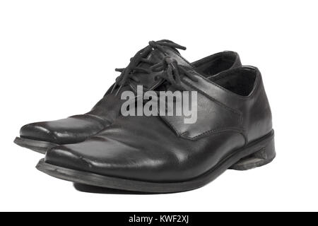 Paire used black mans shoes isolated on white Banque D'Images