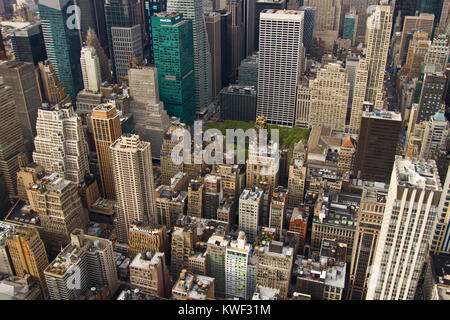 New York City se compose de 5 quartiers assis où la rivière Hudson répond à l'océan Atlantique. Au cœur de Manhattan, un quartier à forte densité de population. Banque D'Images