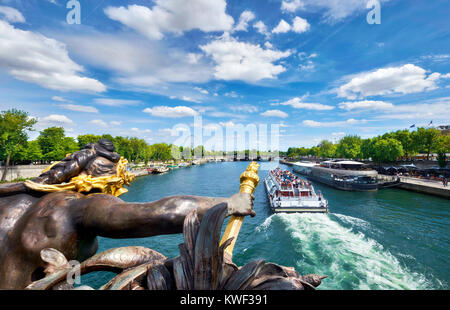 Vue de bateau de passagers (pont Alexandre III le pont Alexandre III), à Paris, par un beau jour de printemps Banque D'Images