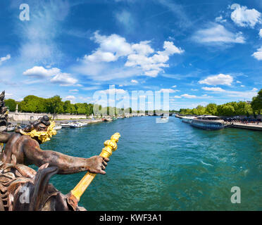 Vue sur la Seine depuis le pont Alexandre III (pont Alexandre III), à Paris, par un beau jour de printemps, à l'image panoramique, Banque D'Images