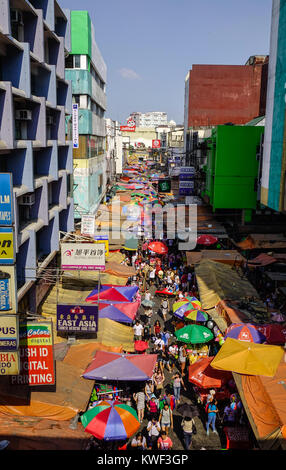 Manille, Philippines - Apr 12, 2017. Le quartier chinois de la rue du marché à Manille, aux Philippines. Manille est la capitale des Philippines et le centre de governa Banque D'Images