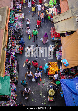 Manille, Philippines - Apr 12, 2017. Les personnes à la rue du marché à Manille, aux Philippines. Manille est la capitale des Philippines et le centre de governa Banque D'Images