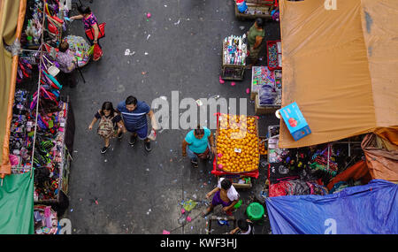 Manille, Philippines - Apr 12, 2017. Les personnes à la rue du marché à Manille, aux Philippines. Manille est la capitale des Philippines et le centre de la gouvernance, Banque D'Images