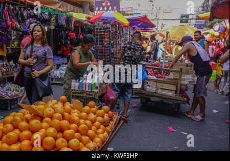 Manille, Philippines - Apr 12, 2017. Vendeurs au marché de rue à Manille, aux Philippines. Manille est la capitale des Philippines et le centre de gouverner Banque D'Images