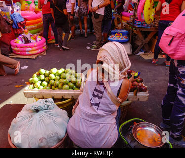 Manille, Philippines - Apr 12, 2017. Une femme vendant des fruits au marché de la rue à Manille, aux Philippines. Manille est un important centre de commerce du voyage, et Banque D'Images