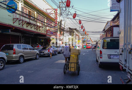 Manille, Philippines - Apr 12, 2017. Les gens à Chinatown street market à Manille, aux Philippines. Manille est un important centre de commerce, services bancaires et financières Banque D'Images