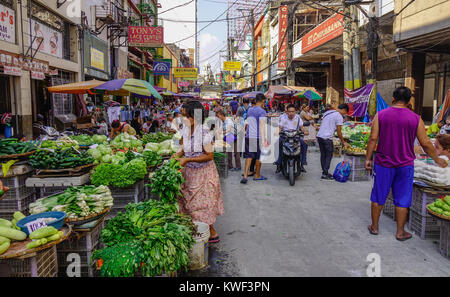 Manille, Philippines - Apr 12, 2017. Les gens au marché aux légumes à Manille, aux Philippines. Manille est la capitale des Philippines et le centre de gouve Banque D'Images