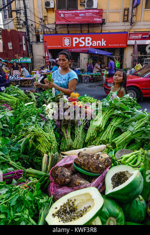 Manille, Philippines - Apr 12, 2017. Une femme au marché de légumes vente à Manille, aux Philippines. Manille est la capitale des Philippines et du centre de Banque D'Images