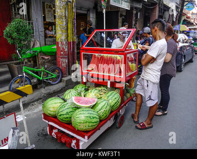 Manille, Philippines - Apr 12, 2017. La vente de pastèque sur la rue à Manille, aux Philippines. Manille est la capitale des Philippines et le centre de gouverner Banque D'Images