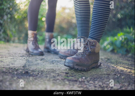 Les chaussures et les pieds de deux jeunes femmes à l'extérieur dans la nature Banque D'Images