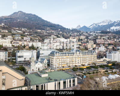 Montreux est une ville de villégiature traditionnel en Suisse sur les rives du lac Léman. Il est célèbre pour son festival annuel de jazz. Image prise par un drone. Banque D'Images