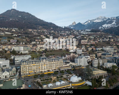 Montreux est une ville de villégiature traditionnel en Suisse sur les rives du lac Léman. Il est célèbre pour son festival annuel de jazz. Image prise par un drone. Banque D'Images