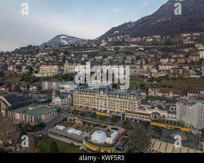 Montreux est une ville de villégiature traditionnel en Suisse sur les rives du lac Léman. Il est célèbre pour son festival annuel de jazz. Image prise par un drone. Banque D'Images