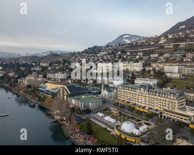 Montreux est une ville de villégiature traditionnel en Suisse sur les rives du lac Léman. Il est célèbre pour son festival annuel de jazz. Image prise par un drone. Banque D'Images