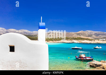 L'église blanche traditionnelle dans l'île de Naxos, Grèce. Banque D'Images