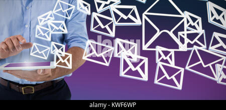 Image composite de la section médiane de l'exécutif masculin utilisant le numérique tablette Banque D'Images