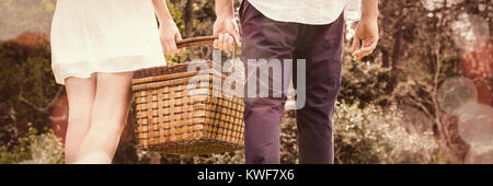 Jeune couple walking in garden Banque D'Images