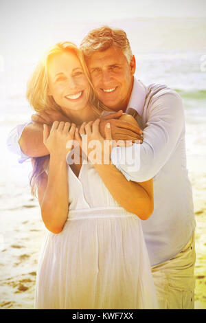 Heureux couple hugging les uns les autres par la mer Banque D'Images