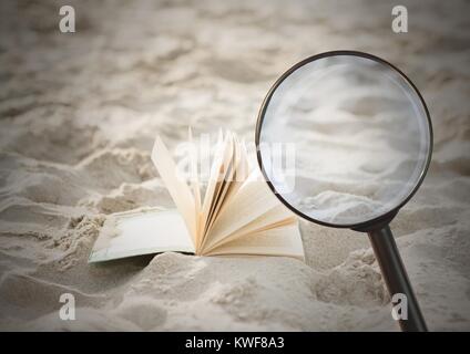 Loupe 3D sur livre dans le sable Banque D'Images