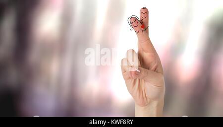 Les doigts de la Saint-Valentin adorent le couple et la lumière colorée de la forêt Banque D'Images