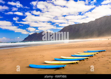 La plage de Famara impressionnante vue sur la mer,avec,surf et les montagnes de l'île de Lanzarote, Canaries,Espagne,. Banque D'Images