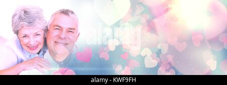 Vieux couple avec coeur de transition amour de Valentin Banque D'Images