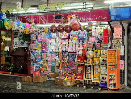 Petite boutique qui vend des jouets, articles de papeterie et de cadeaux à Sham Shui Po, Kowloon, Hong Kong. Banque D'Images