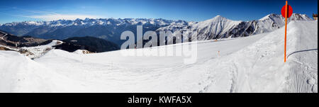Panorama des Alpes au Tyrol, avec vue sur la vallée de l'Inn dans la région de ski de Serfaus, Tyrol, Autriche.
